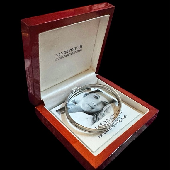 Hot Diamonds Jewelry - ‘Hot Diamonds’ Bangle, Sterling Silver 925 Hallmarked.